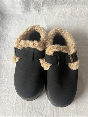 Source Unknown Black Mules with Tan Faux Fur Trim